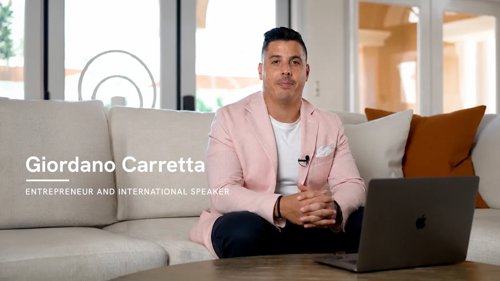 Giordano Carretta, entrepreneur et conférencier international, assis pour présenter le plan de rémunération