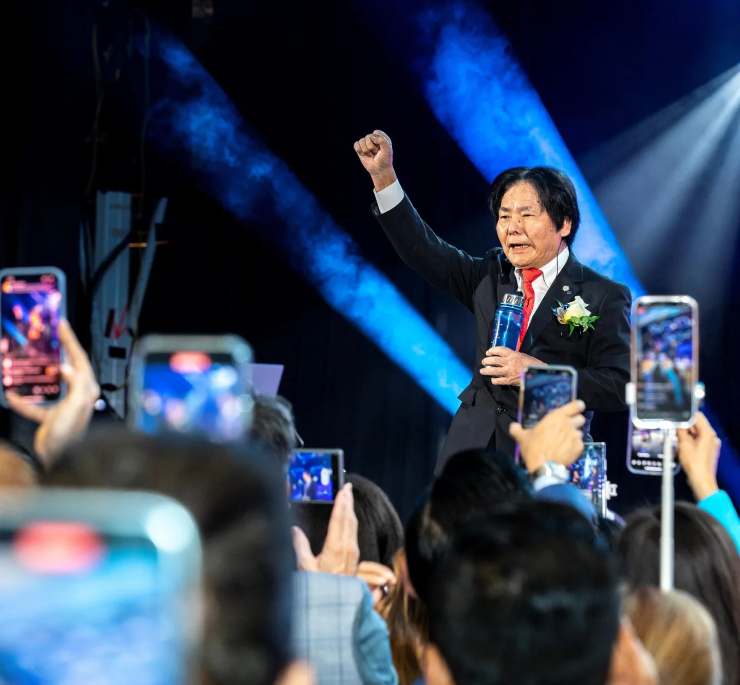 Un leader galvanise la foule depuis la scène