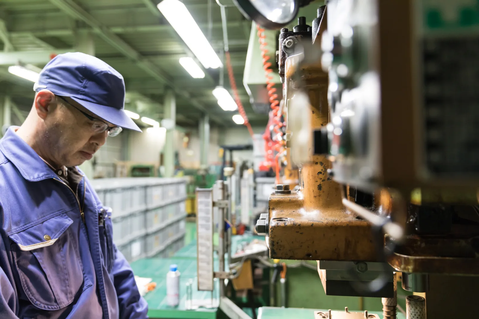 Un technicien usine une pièce dans l'usine d'Enagic au Japon