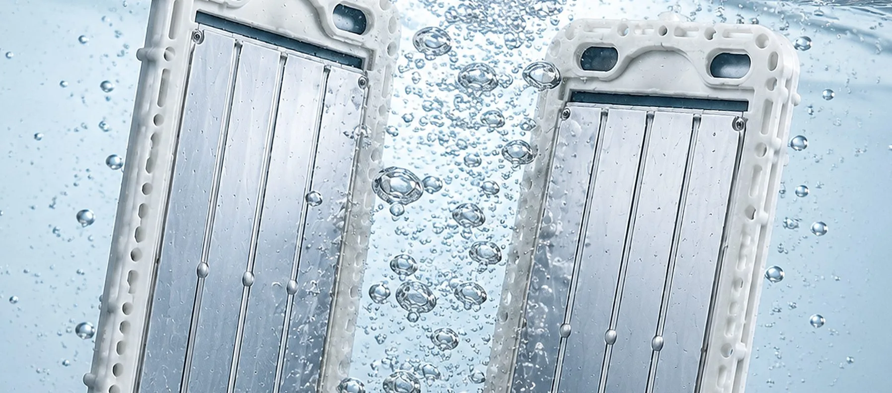Les plaques en titane recouvertes de platine électrolysant l'eau, avec de fines bulles remontant entre elles