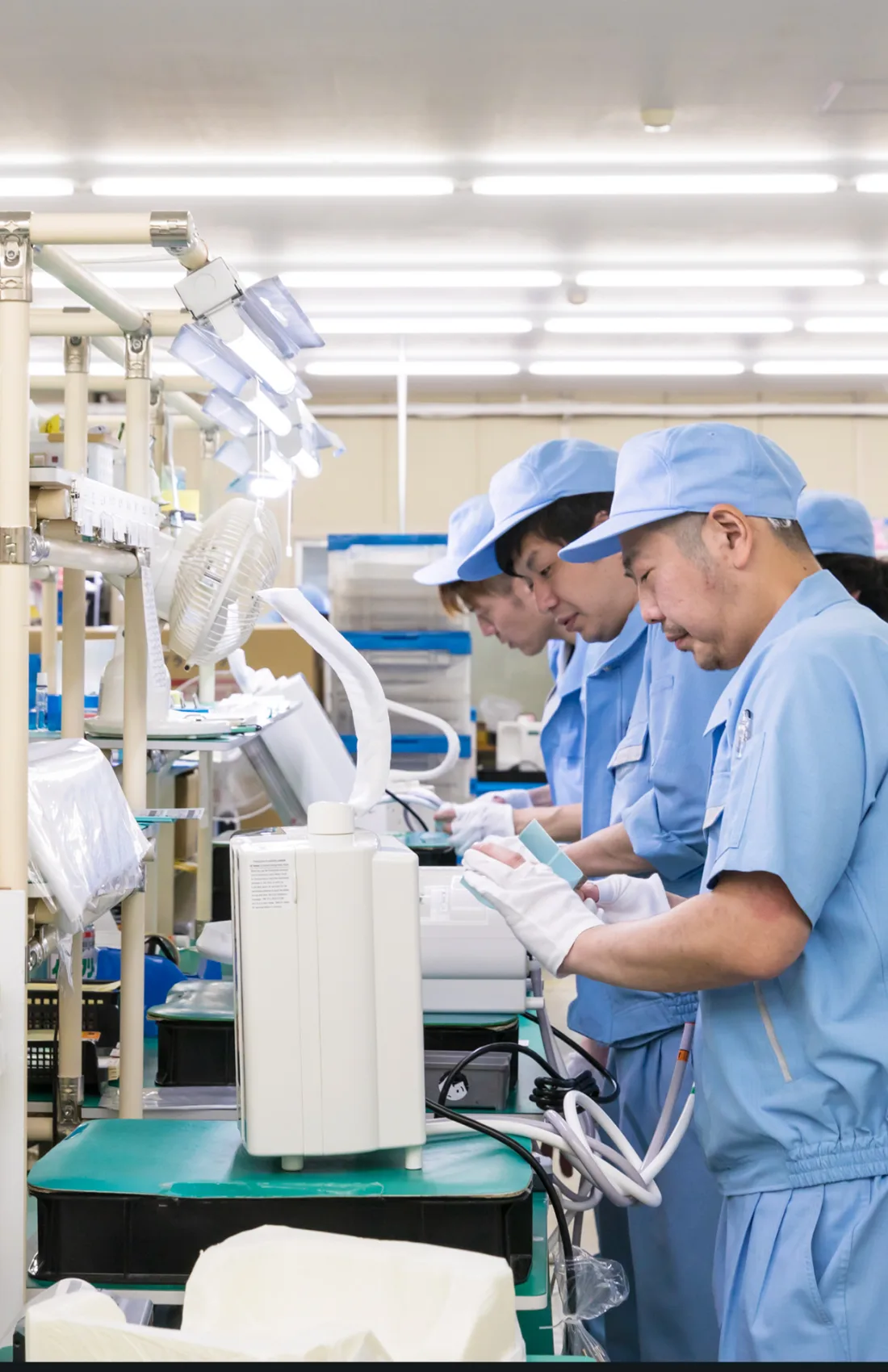 Des ouvriers assemblent à la main des machines Kangen Water dans l'usine d'Enagic au Japon
